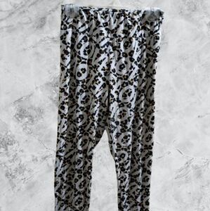No Boundaries Juniors Medium Leopard Print 'Love'  Leggings